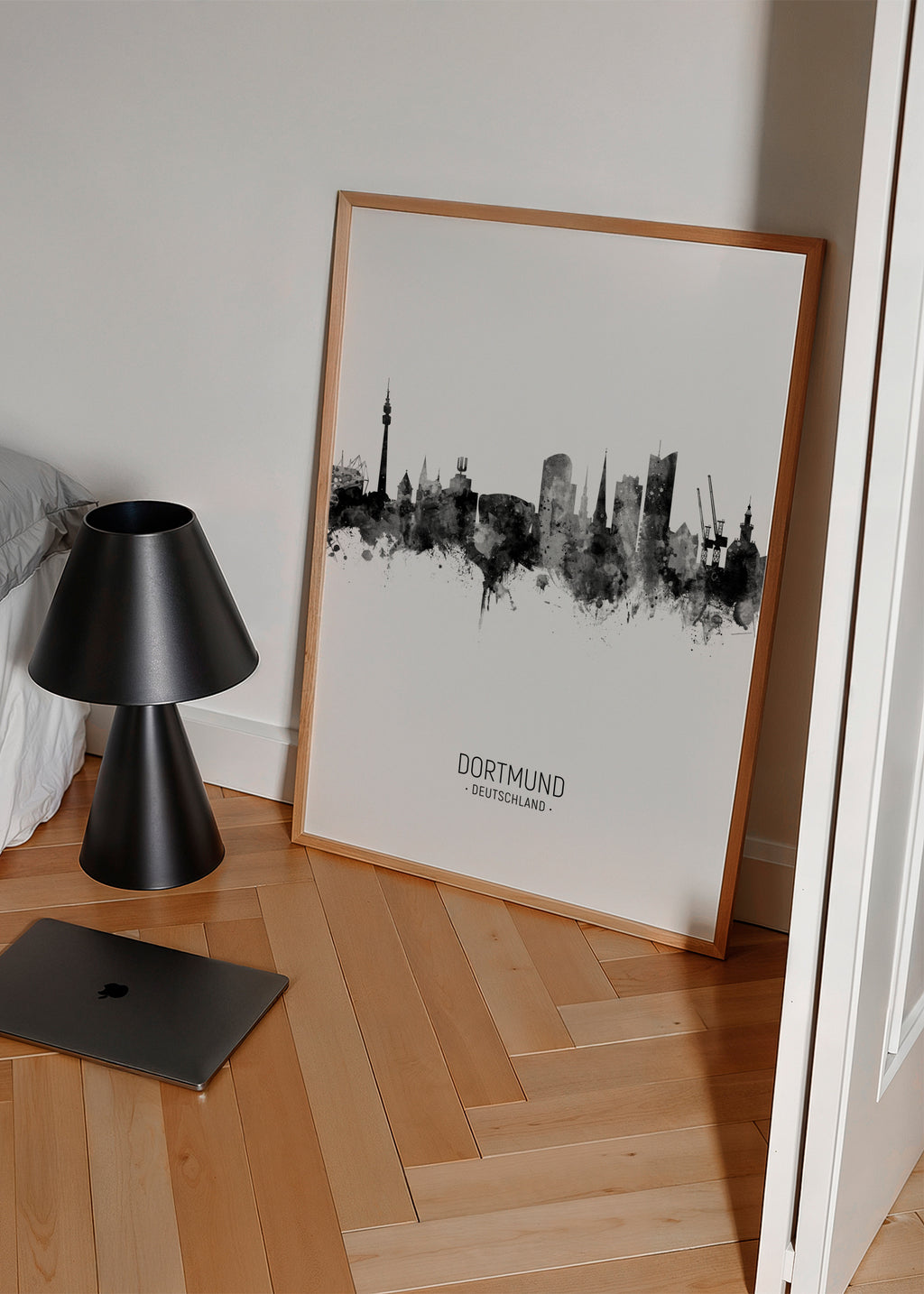 Dortmund Skyline en blanco y negro - Framed poster in an interior