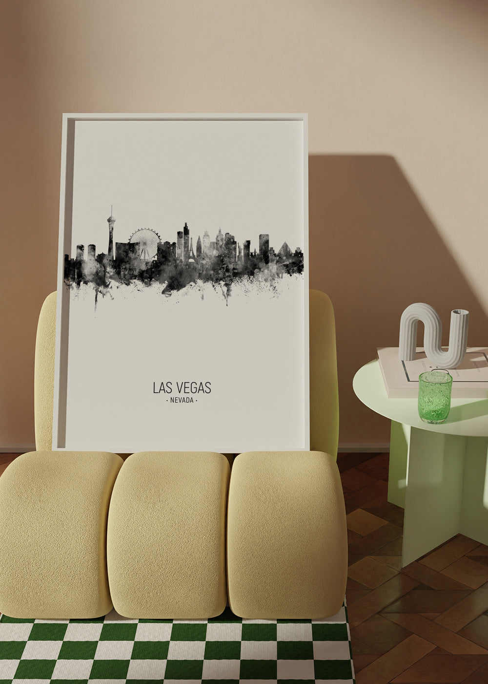 Las Vegas Skyline en blanco y negro - Framed poster in an interior