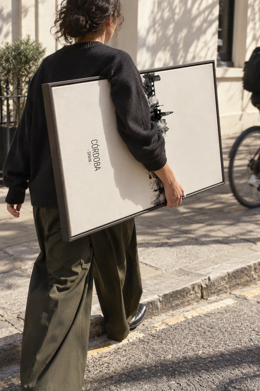 Córdoba Skyline en blanco y negro - Framed canvas in an interior