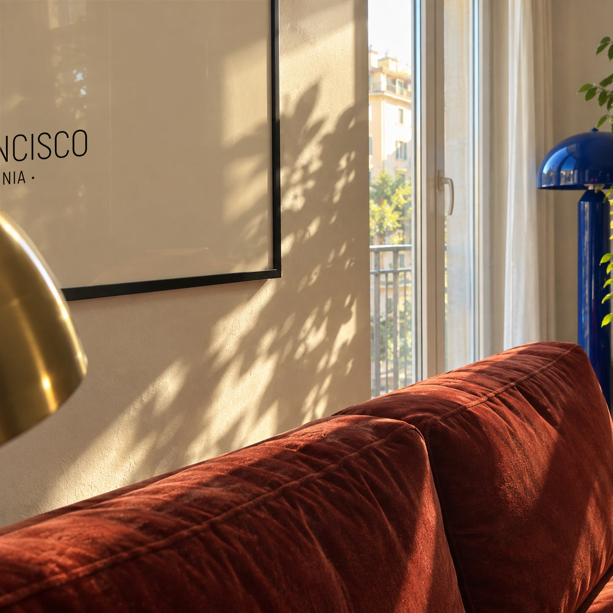 San Francisco Skyline en beige - Framed poster in an interior
