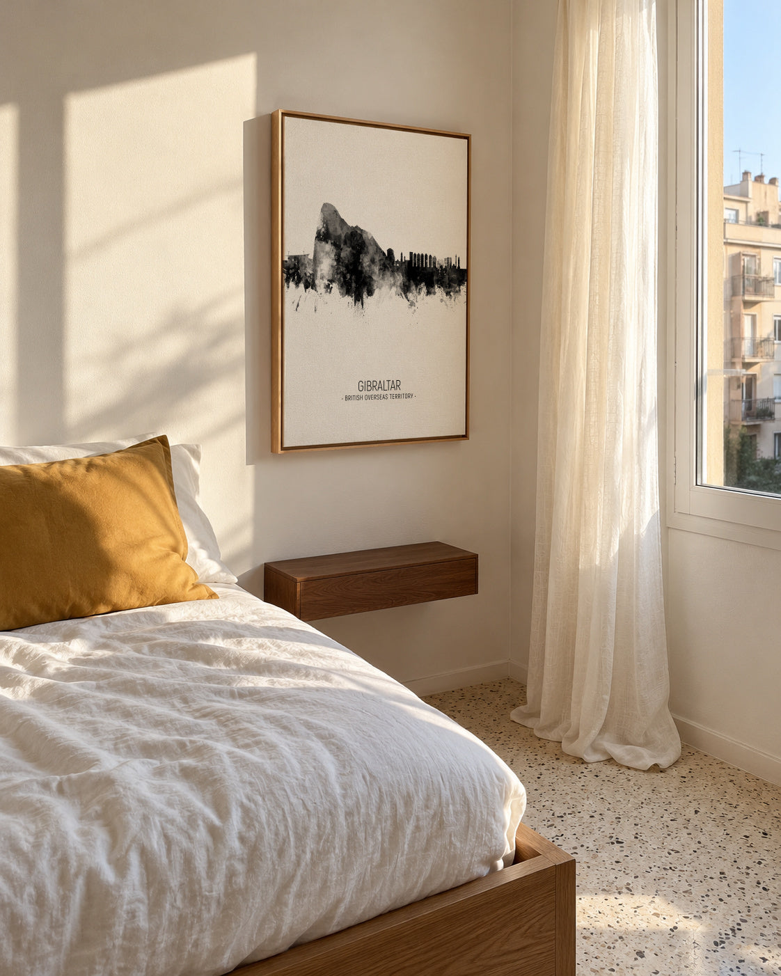 Gibraltar Skyline blanco y negro - Framed canvas in an interior