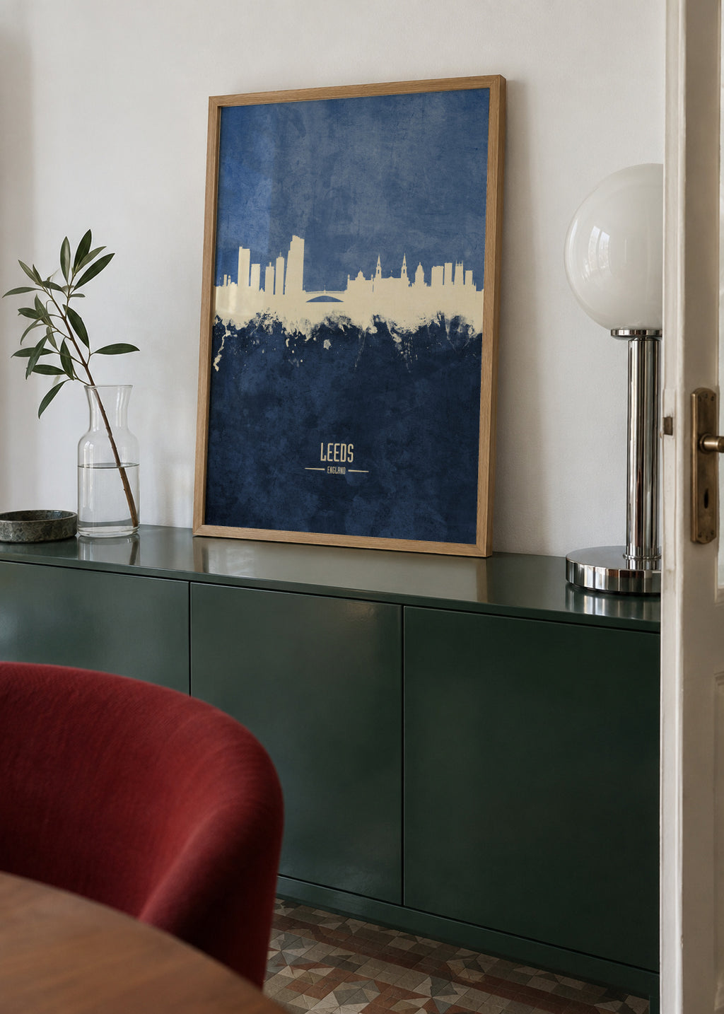 Leeds Skyline azul - Framed poster in an interior
