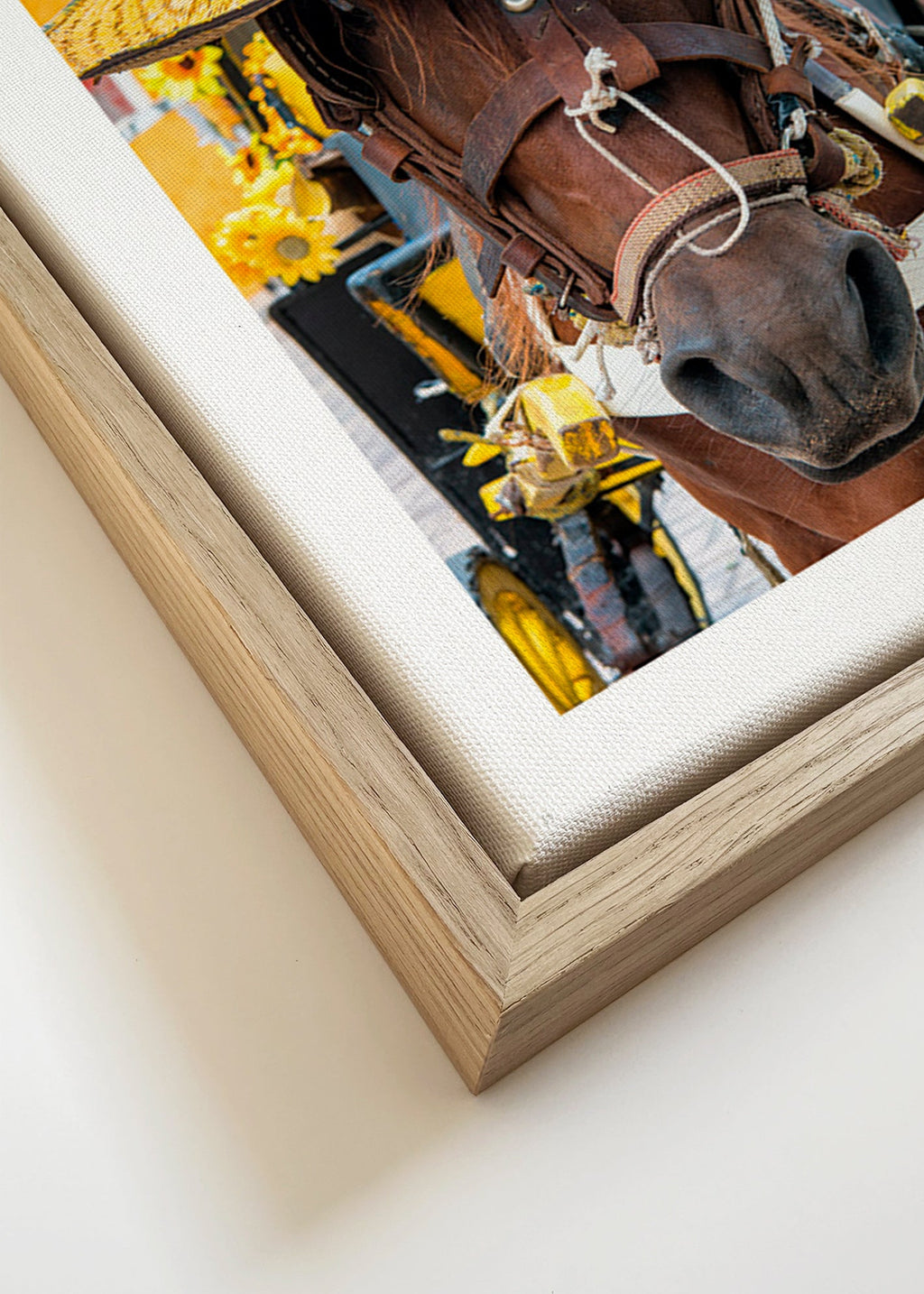 Horse portrait with yellow hat – Canvas detail