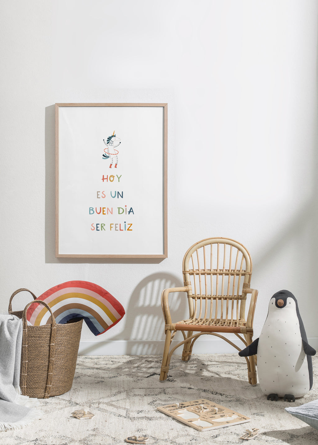 Hoy es un buen dia para ser feliz - Framed poster in an interior