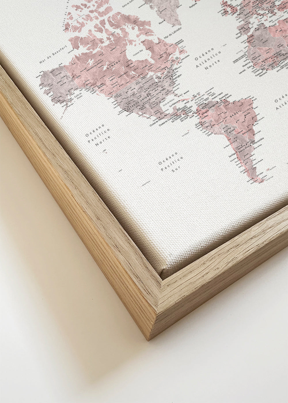 Detailed dusty pink watercolor world map with labels in Spanish, Piper
