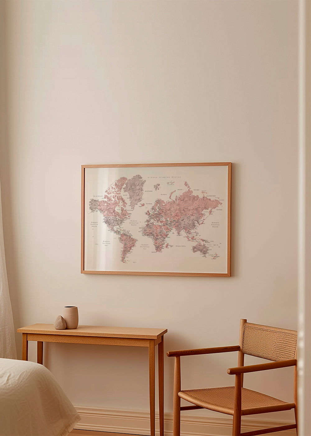 Detailed dusty pink watercolor world map with labels in Spanish, Piper