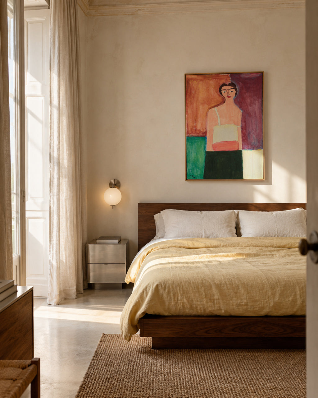 Bárbara, la mujer contenta - Jesús Llorente - Framed canvas in an interior