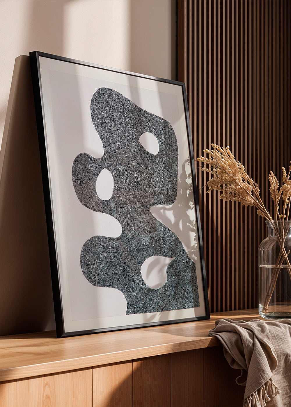 Dotted abstract artwork, large silhouette – Product2