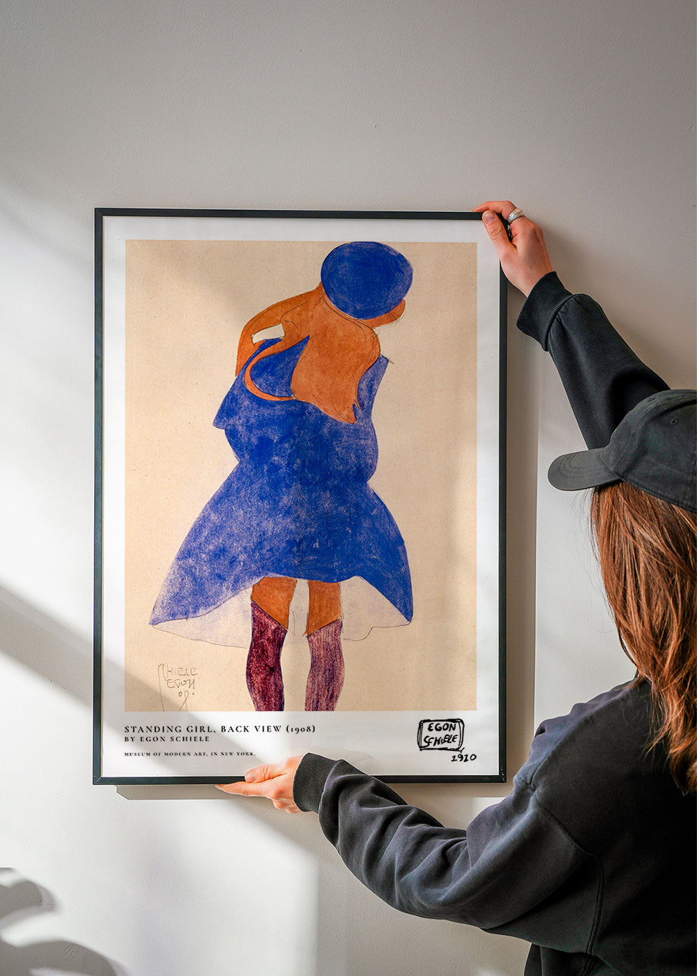 Illustration: female figure back view in blue