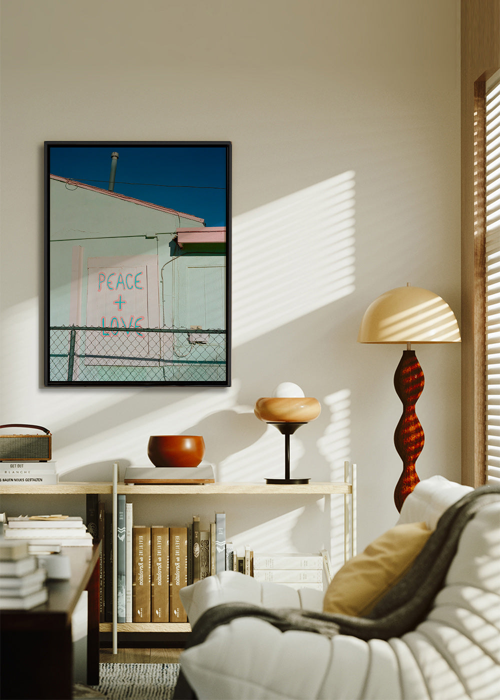 Fotografía de fachada con grafiti Peace + Love – Canvas1