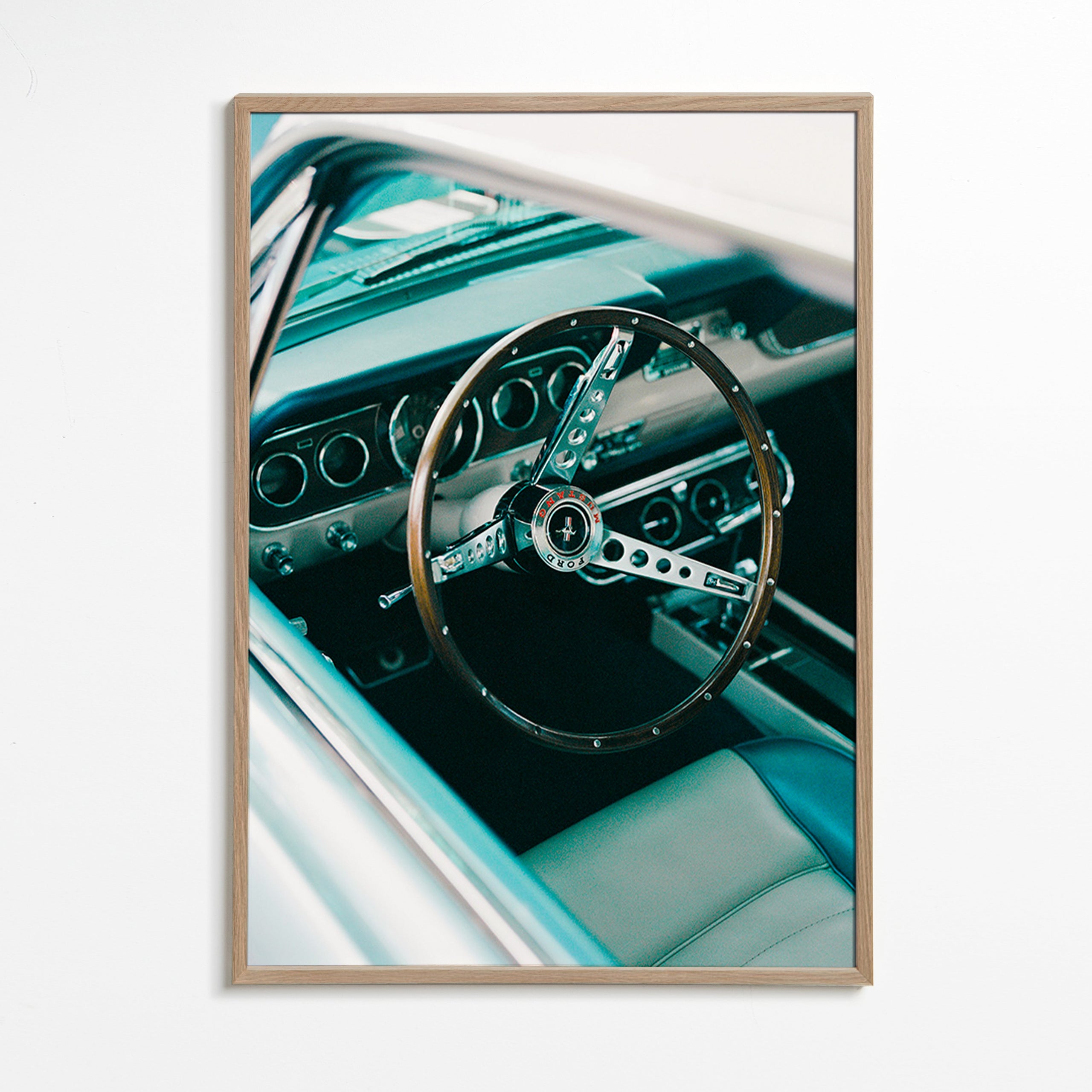 Cuadro vintage con volante clásico en primer plano – Oak Frame