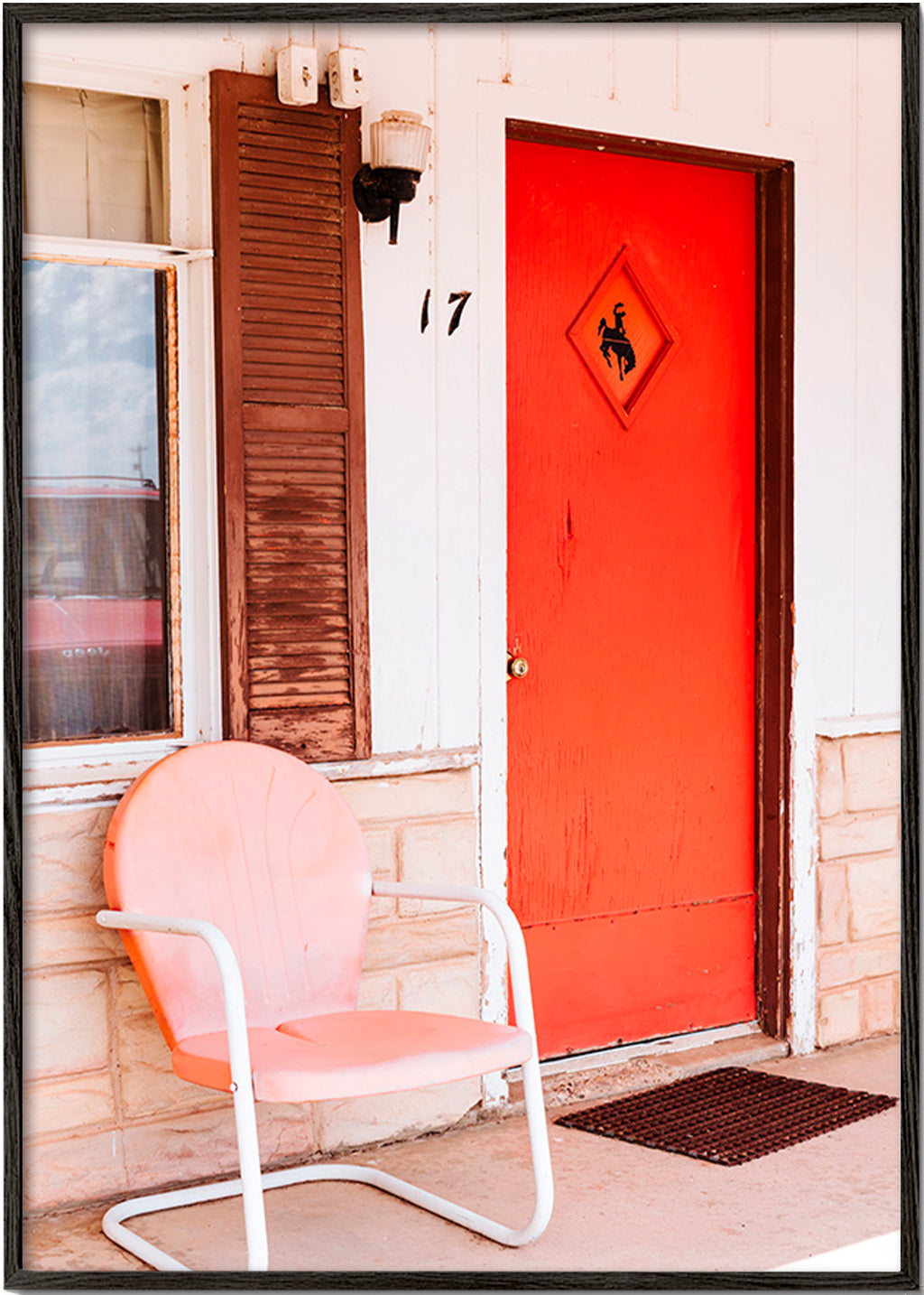 Fotografía de motel con puerta roja y silla retro – Black Frame