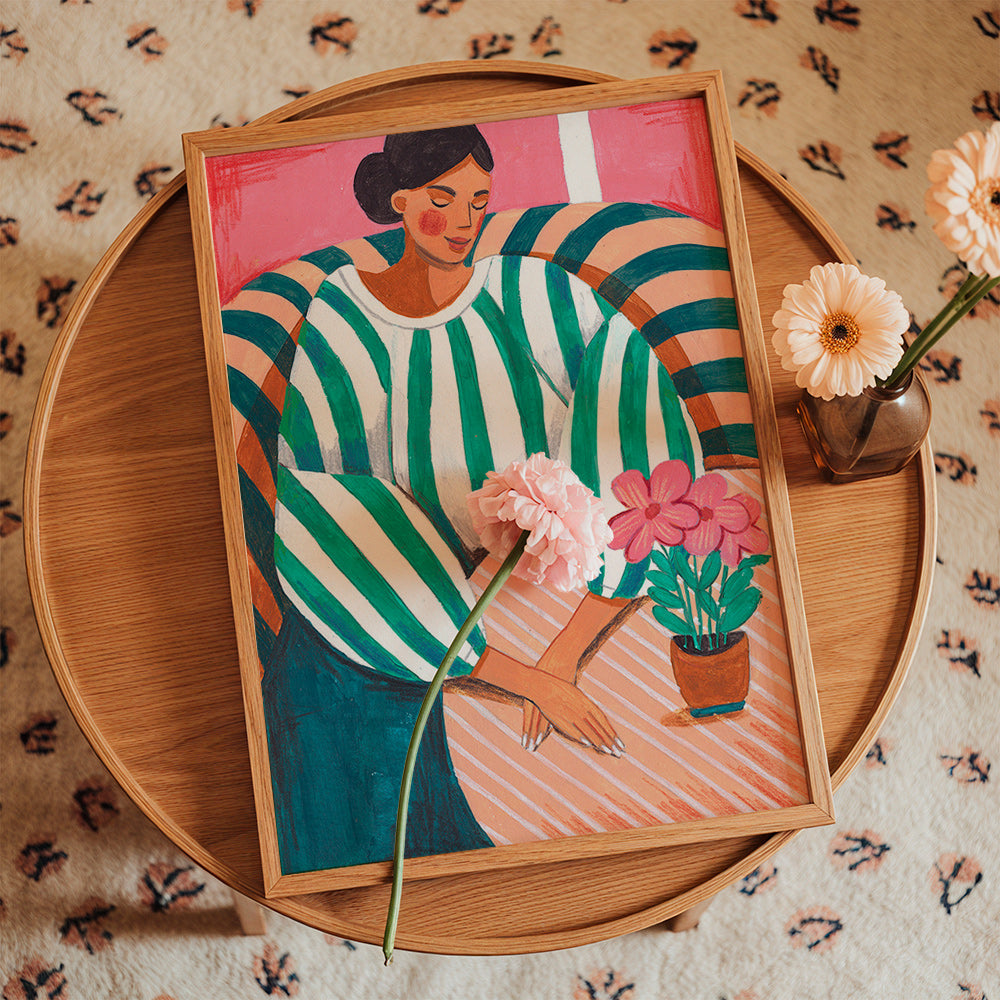 Ilustración de mujer en rayas con maceta – Product1