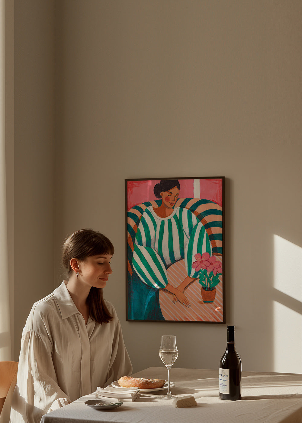 Ilustración de mujer en rayas con maceta – Product3