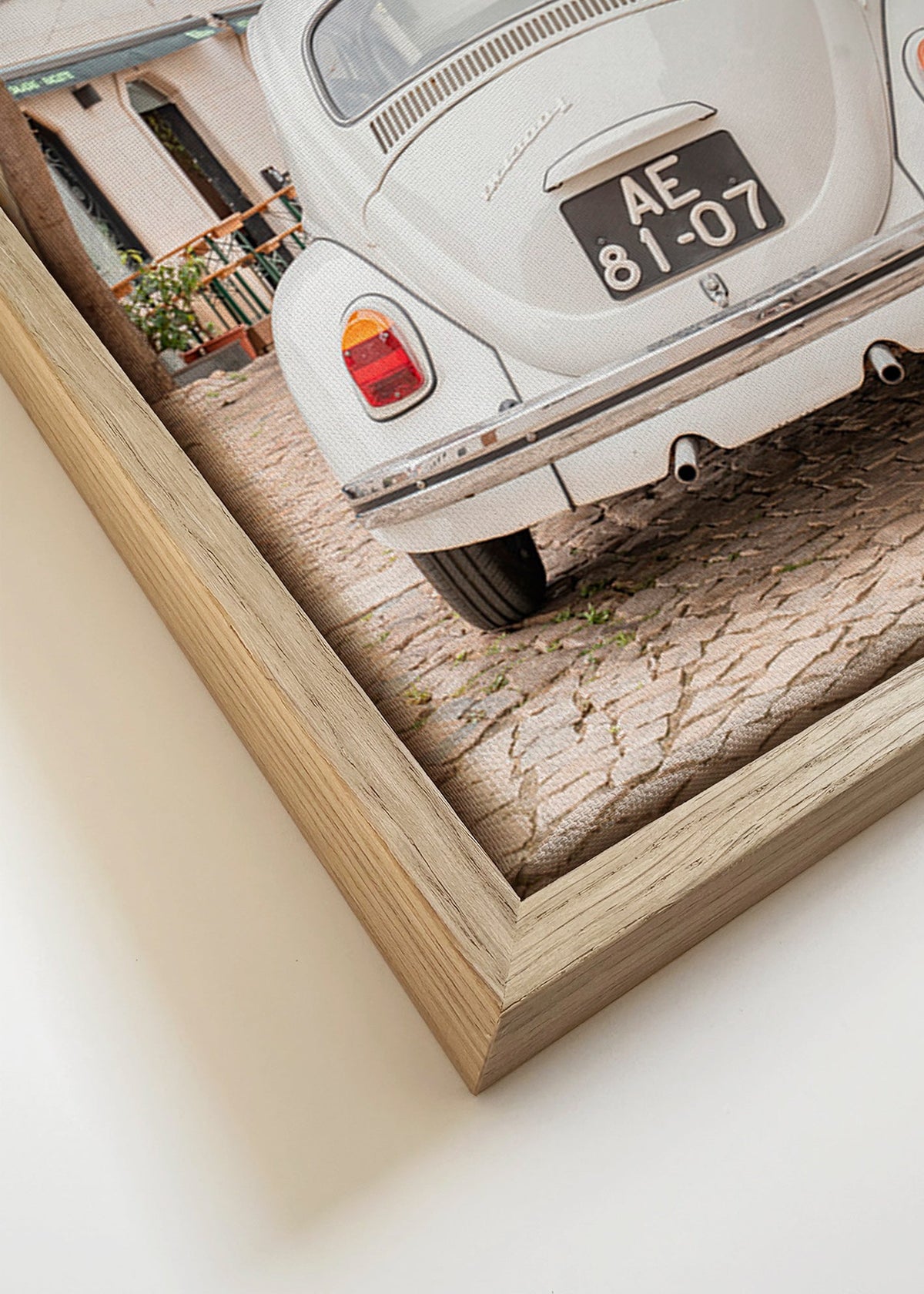 City print: classic car on cobblestones – Canvas detail