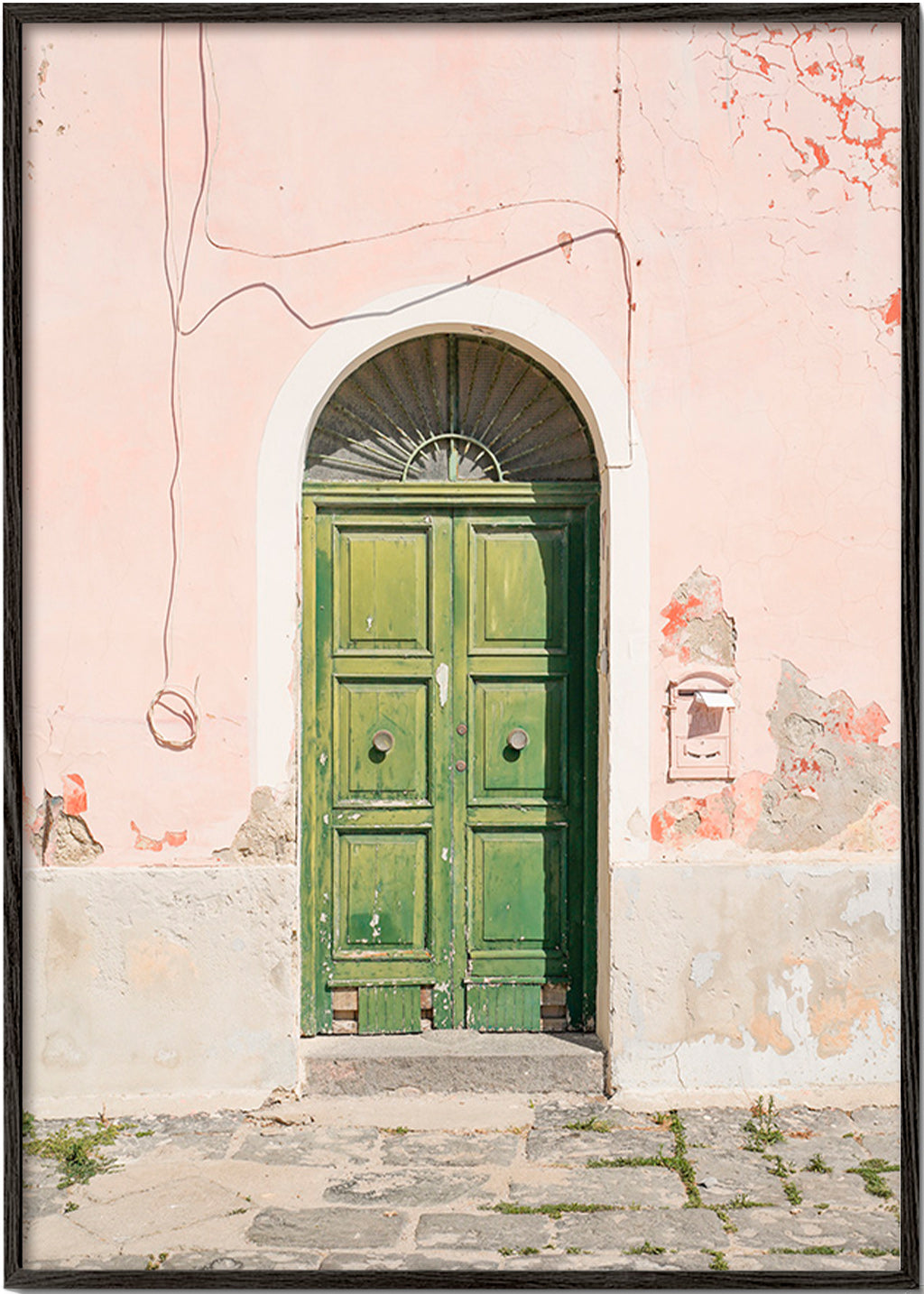 Cuadro de ciudades: puerta verde en fachada rosa – Black Frame