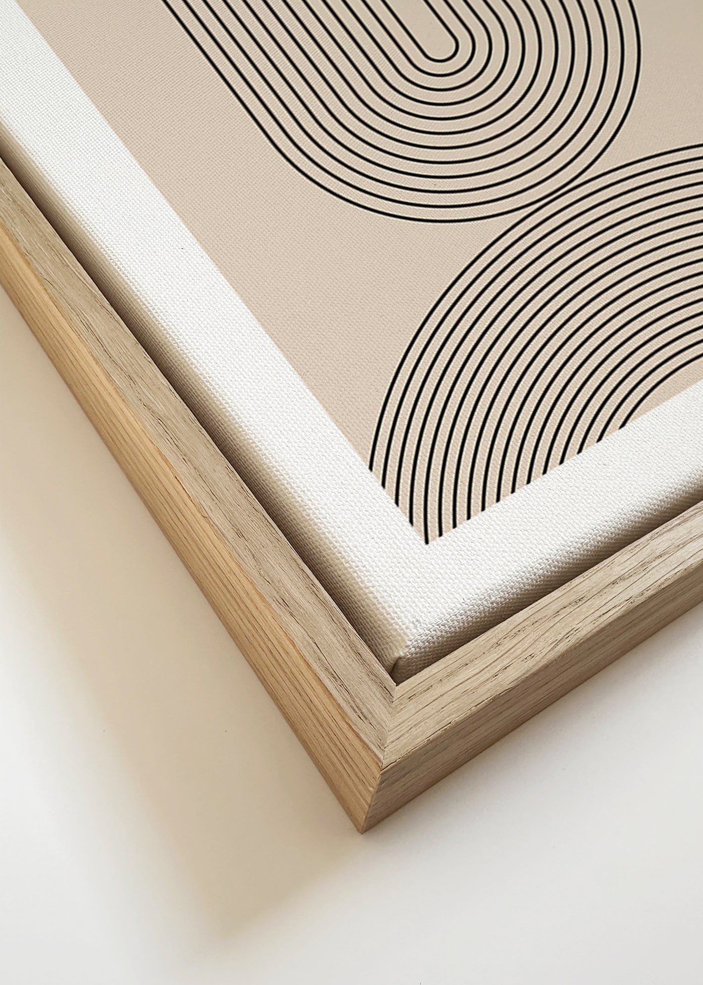Cuadro minimalista de líneas arqueadas en beige – Canvas detail