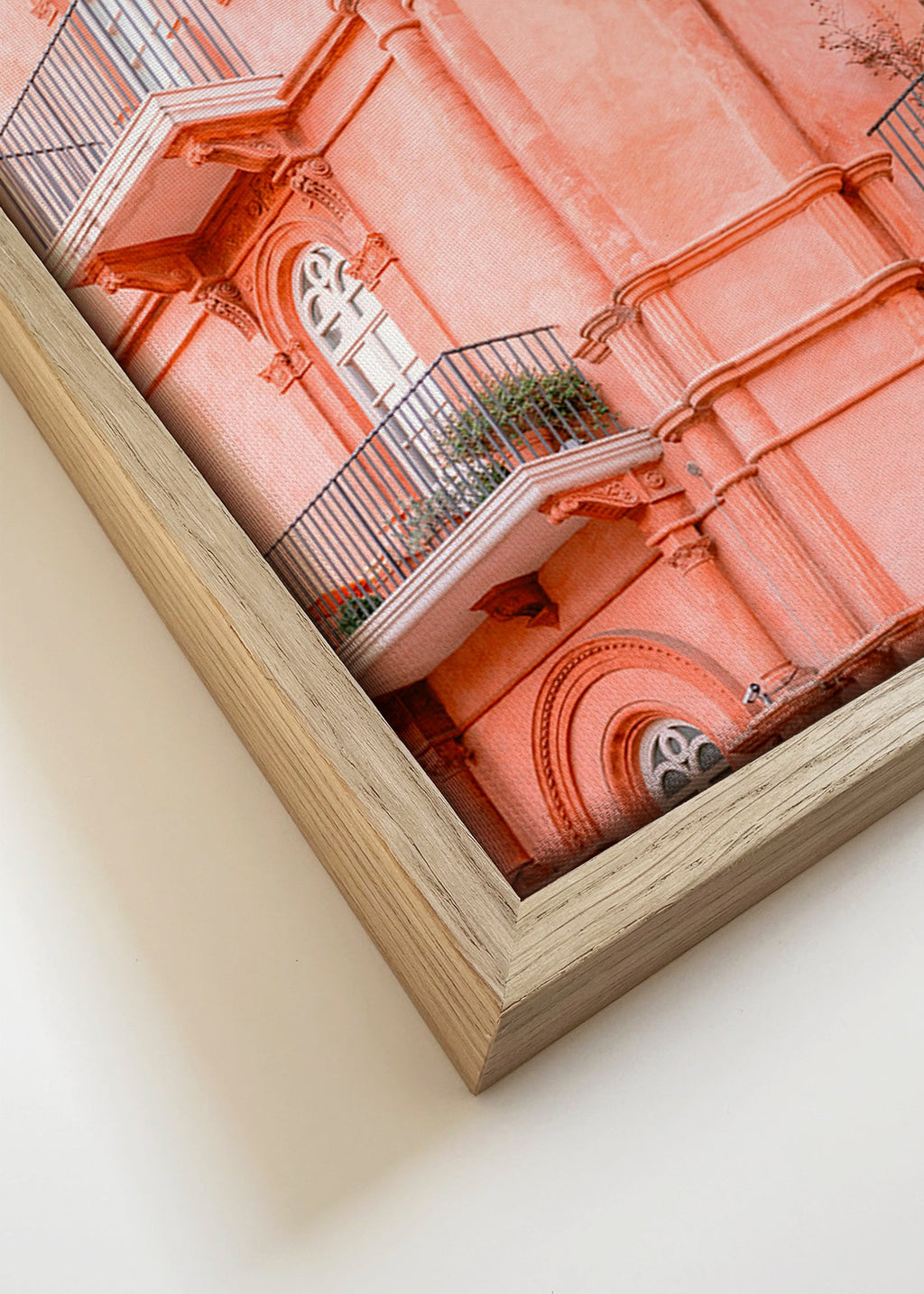 Cuadro de ciudades con fachada rosada y balcones – Canvas detail
