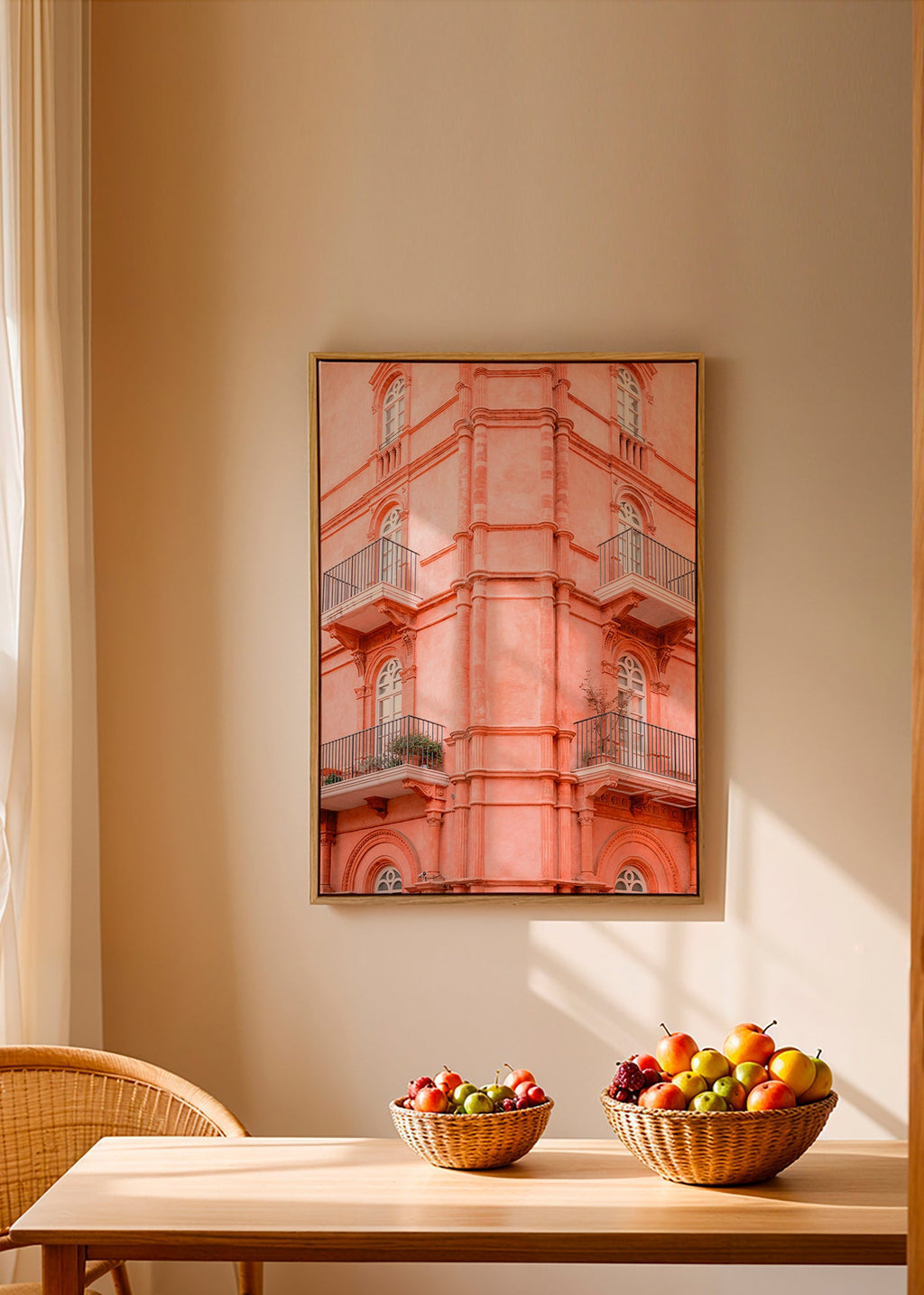 Cuadro de ciudades con fachada rosada y balcones – Canvas1