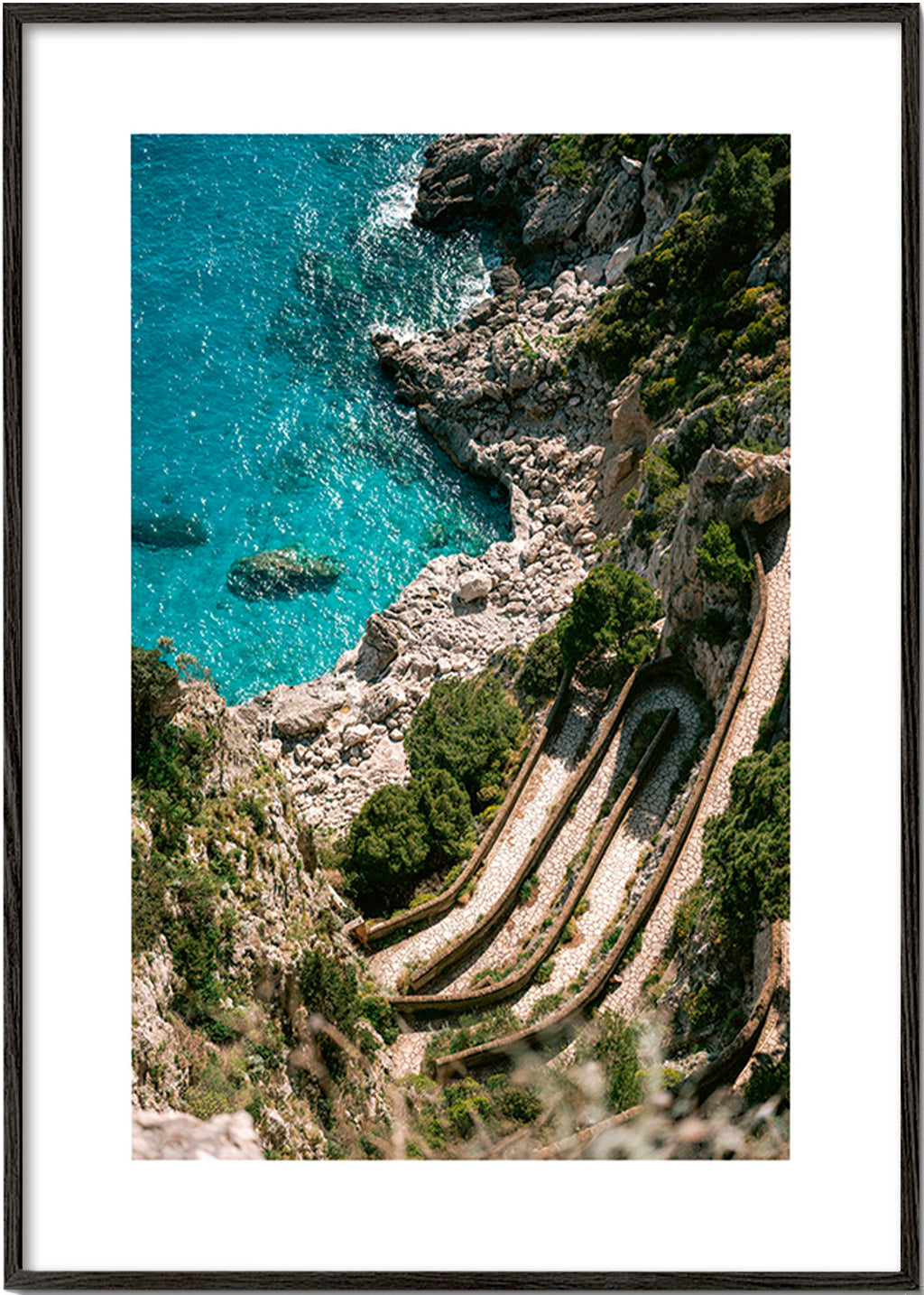 Cuadro de paisaje con costa en terrazas y mar turquesa – Black Frame