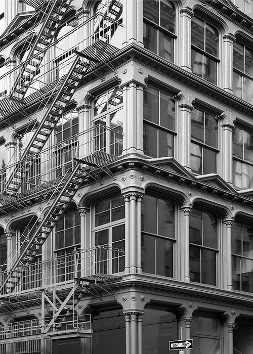 Fotografía arquitectónica en blanco y negro con escalera de incendios