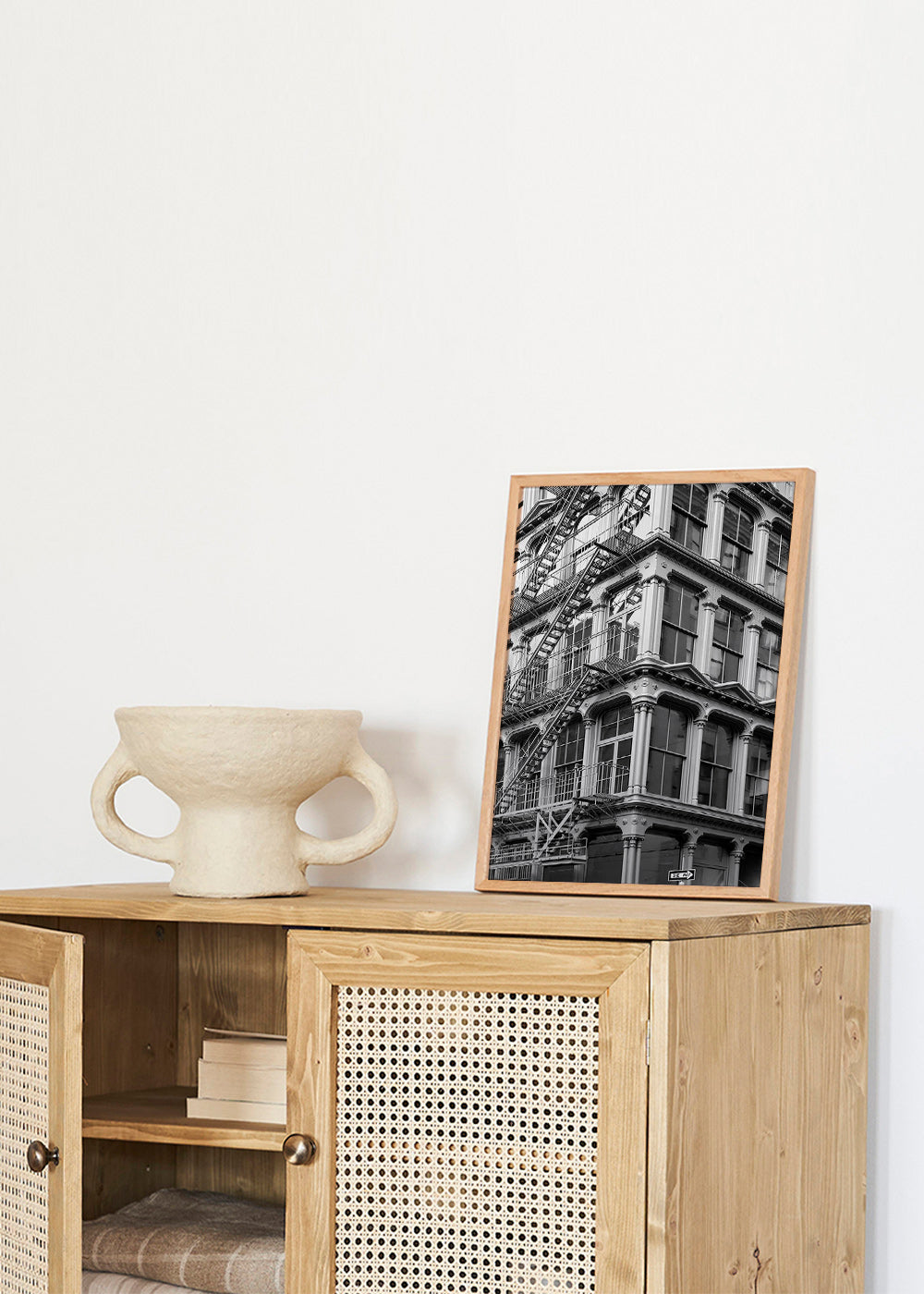 Fotografía arquitectónica en blanco y negro con escalera de incendios – Product2