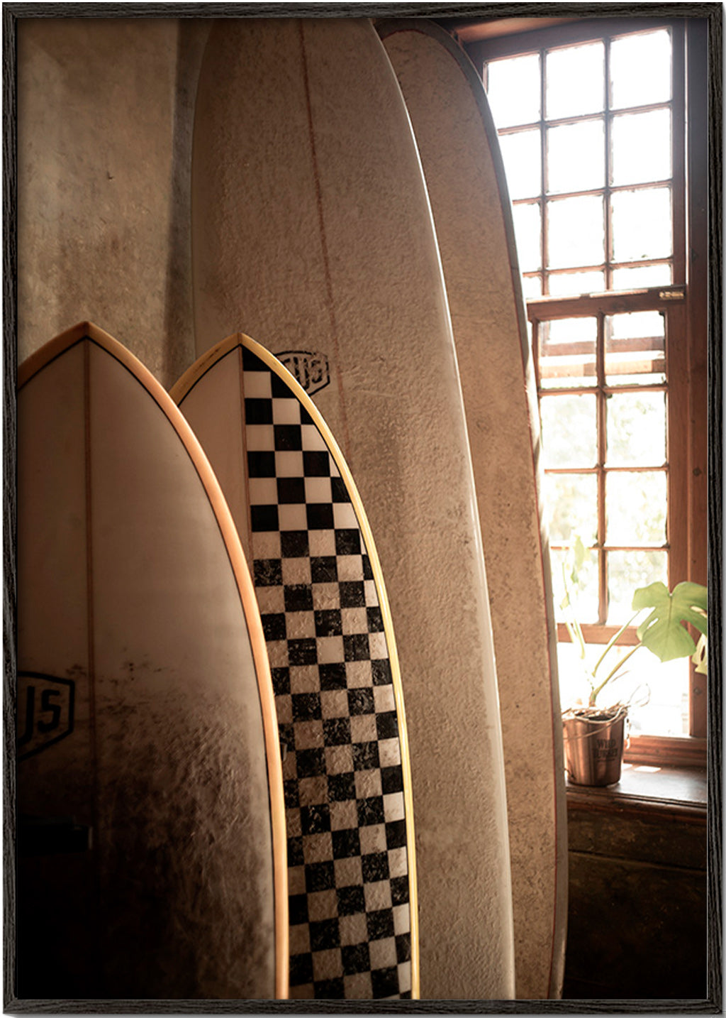 Cuadro deportivo con tablas de surf vintage – Black Frame