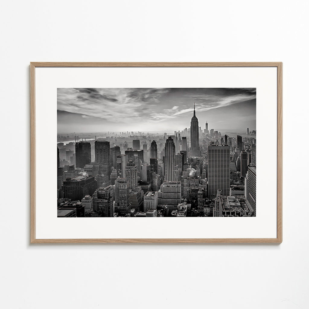 Cuadro de ciudades: Skyline de Manhattan en blanco y negro – Oak Frame
