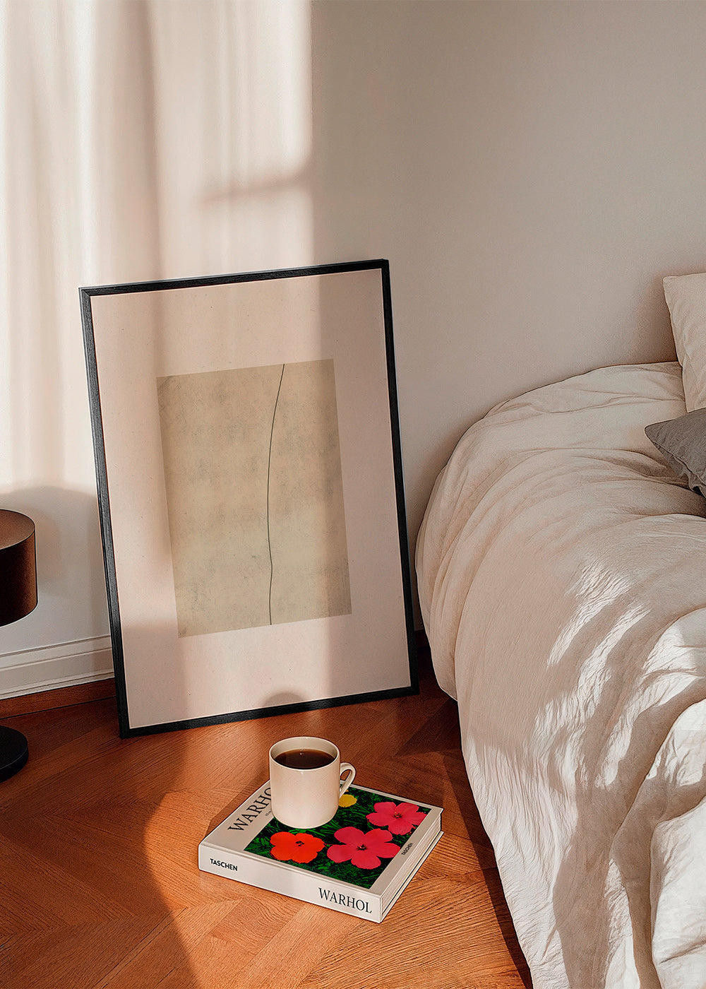 Cuadro minimalista con línea curva sobre textura beige – Product1