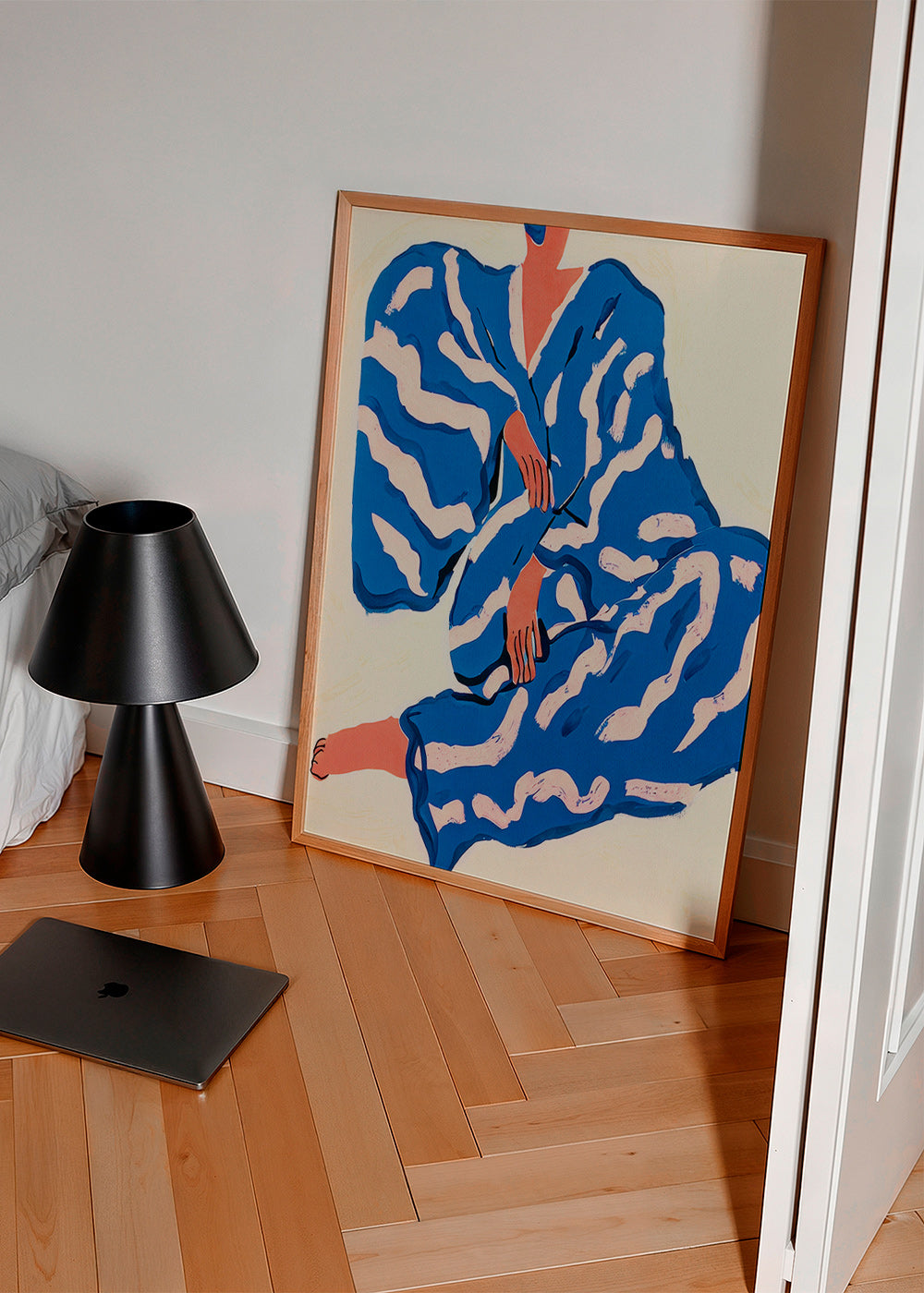 Ilustración de figura con bata azul y motivos orgánicos – Product3