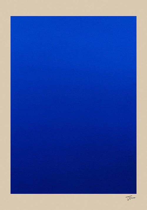 Cuadro abstracto con campo azul y borde beige