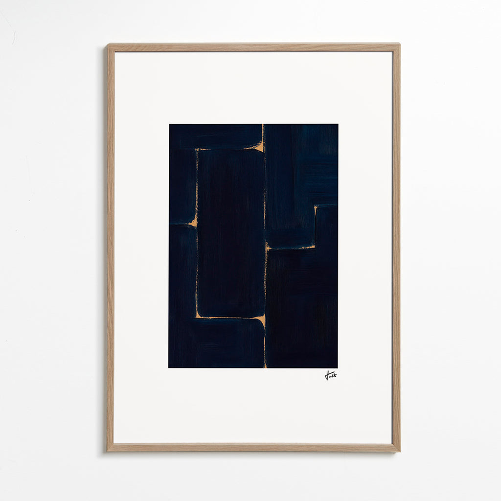 Cuadro abstracto azul profundo con vetas doradas – Oak Frame