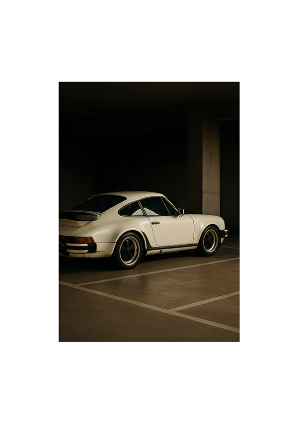 Fotografía de coche clásico en garaje nocturno