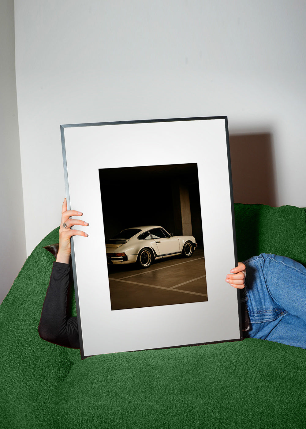 Fotografía de coche clásico en garaje nocturno – Product3