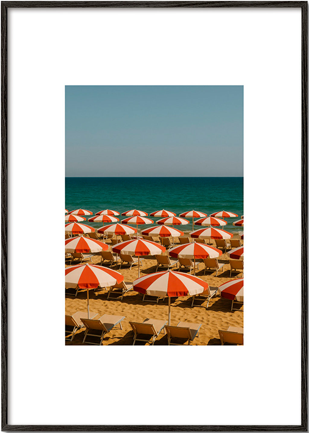 Cuadro de paisaje con sombrillas rojas en playa – Black Frame