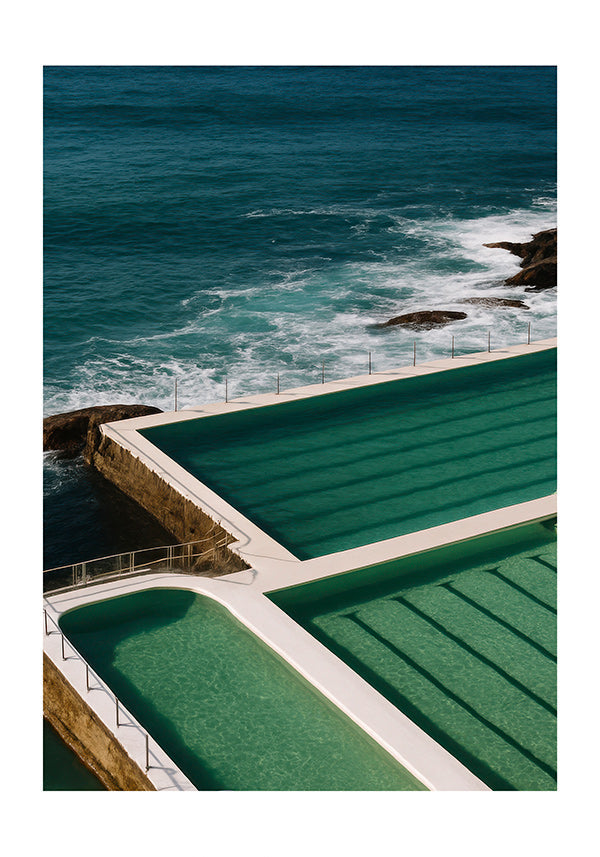 Cuadro de paisaje con piscinas junto al mar