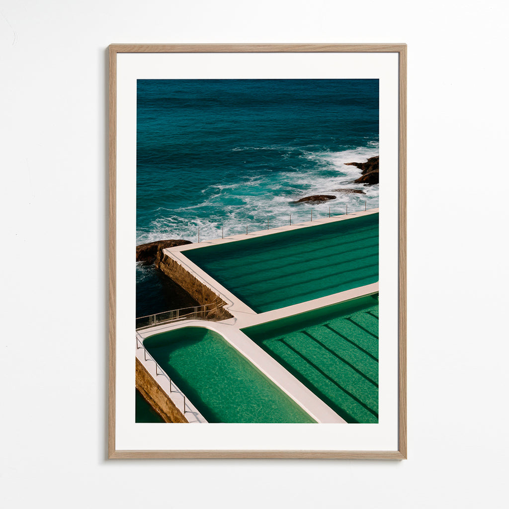 Cuadro de paisaje con piscinas junto al mar – Oak Frame