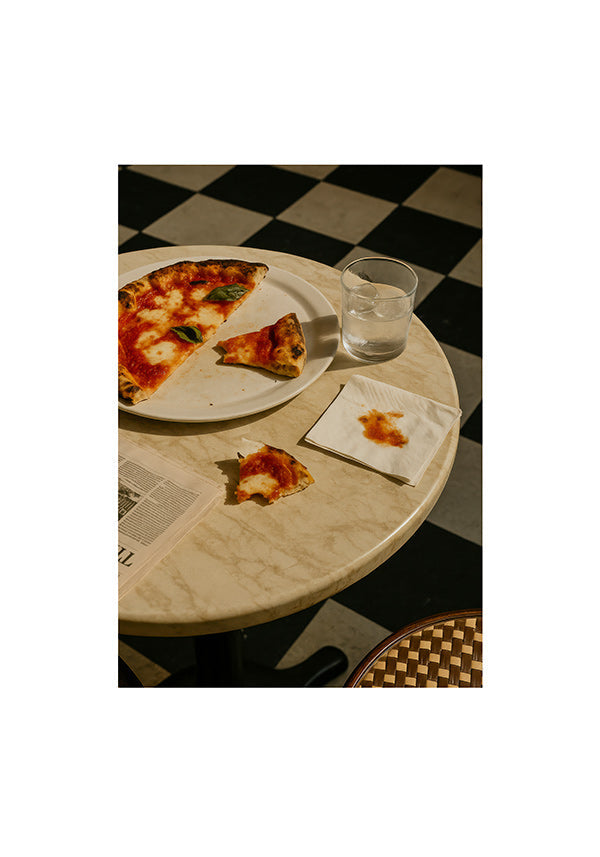 Cuadro de cocina con pizza sobre mármol