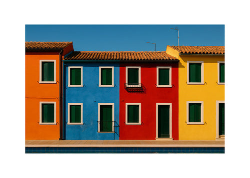 Cuadro de ciudades: fachadas coloridas en fila