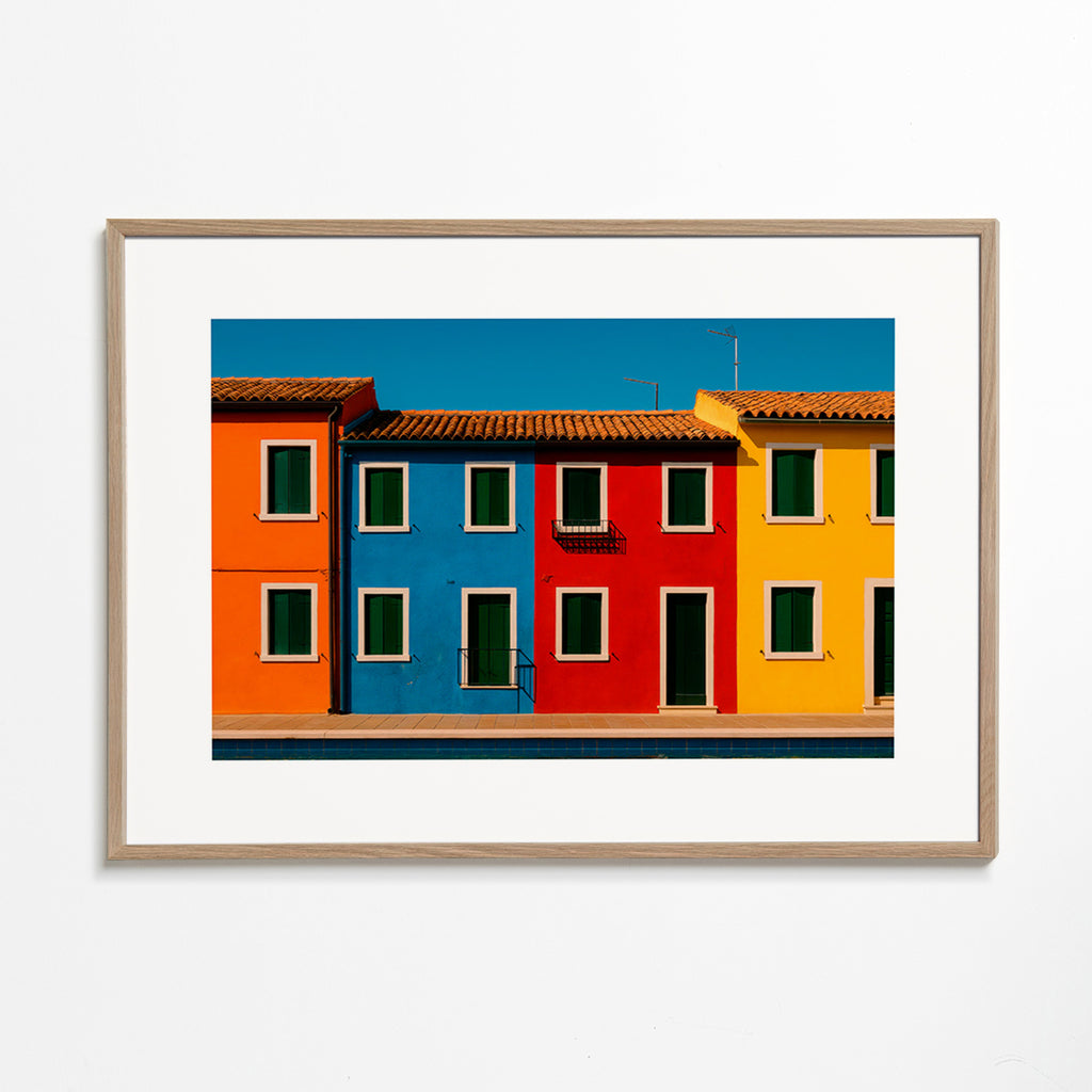 Cuadro de ciudades: fachadas coloridas en fila – Oak Frame