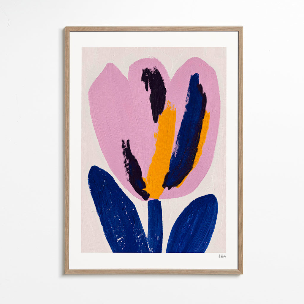 Lámina botánica con flor rosa y trazos azules – Oak Frame