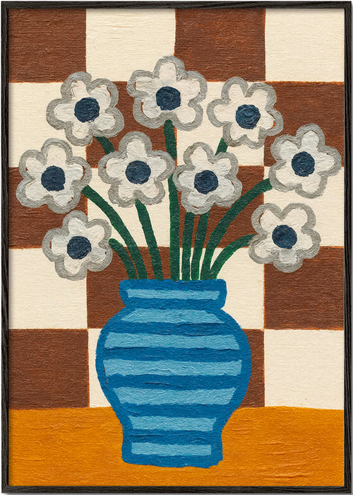 Lámina botánica: jarrón azul con flores y fondo ajedrezado – Black Frame