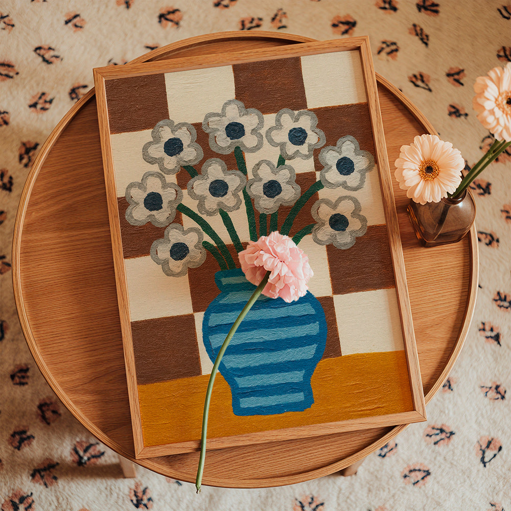 Lámina botánica: jarrón azul con flores y fondo ajedrezado – Product3