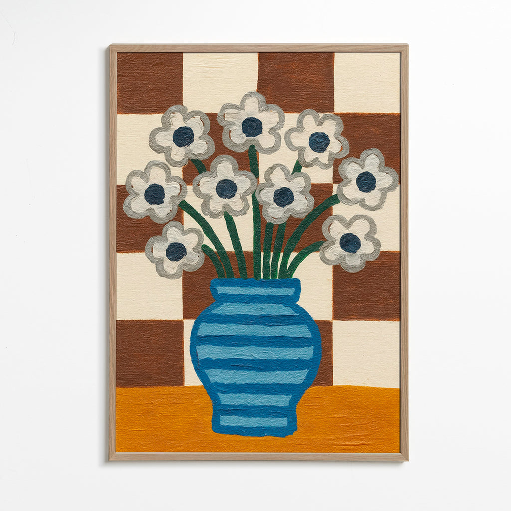 Lámina botánica: jarrón azul con flores y fondo ajedrezado – Oak Frame