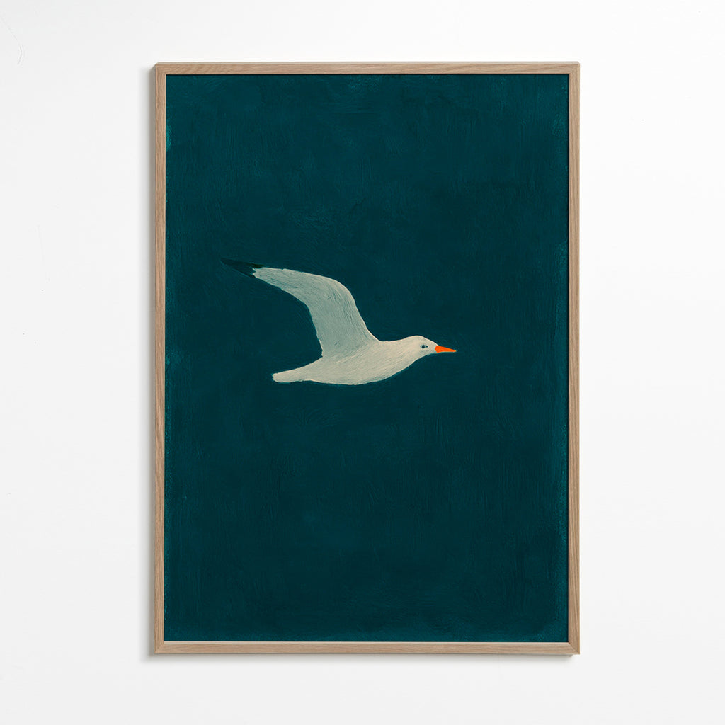 Cuadro gaviota en vuelo sobre mar profundo – Oak Frame