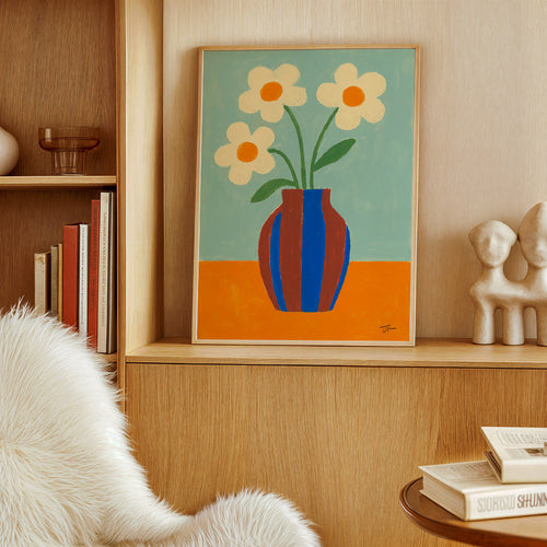 Lámina botánica con jarrón rayado y flores crema – Product1