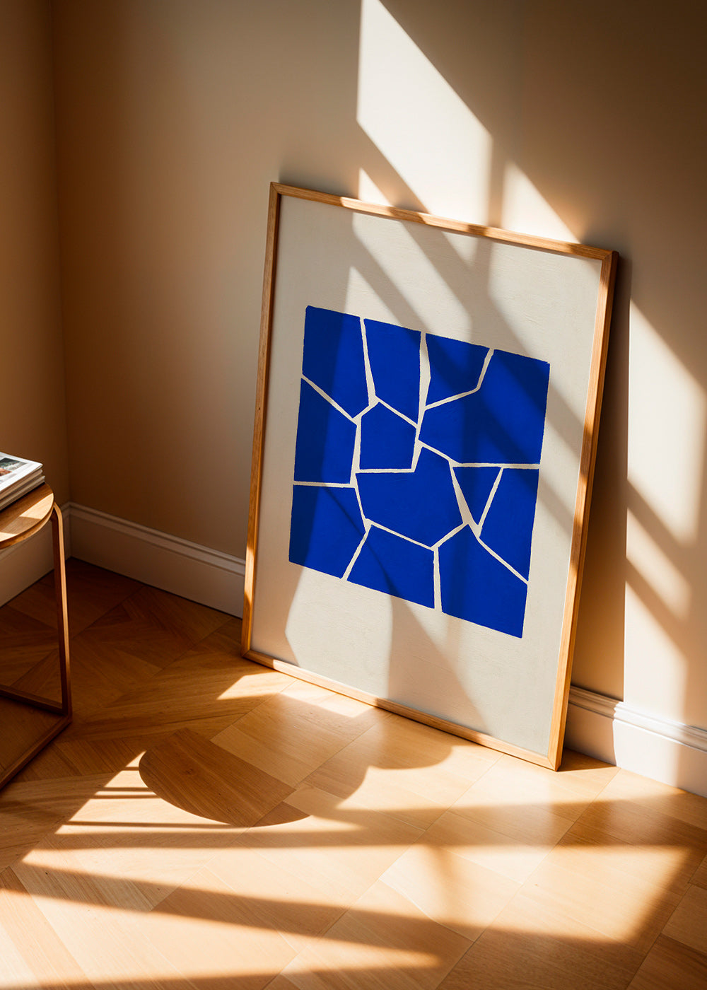 Cuadro abstracto azul con fragmentos geométricos – Product2