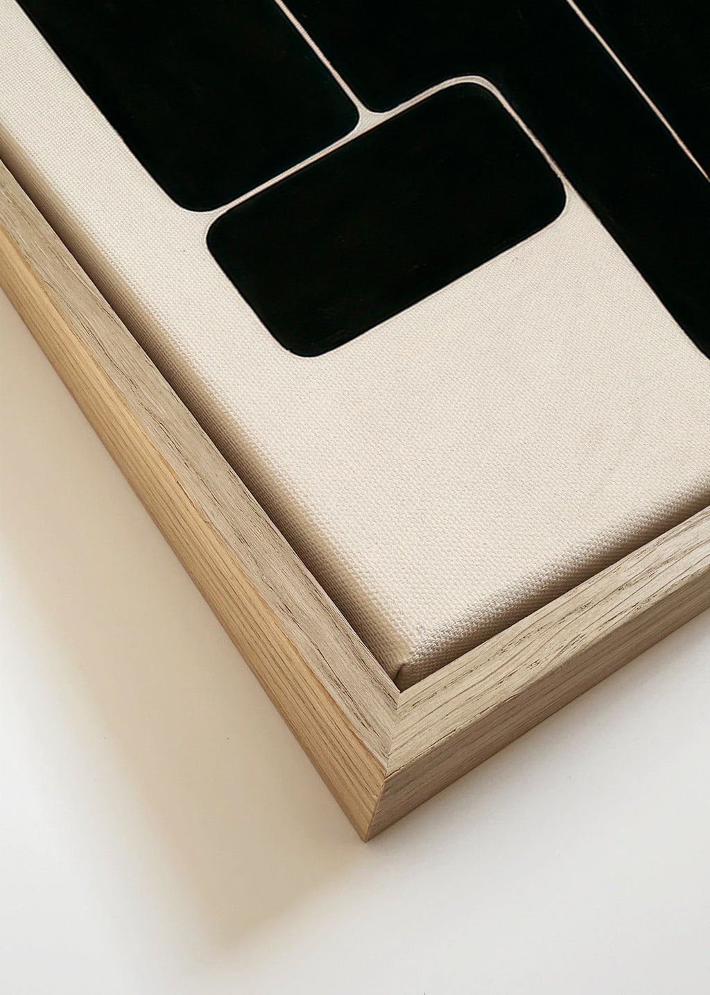 Cuadro geométrico en formas negras y fondo crema – Canvas detail