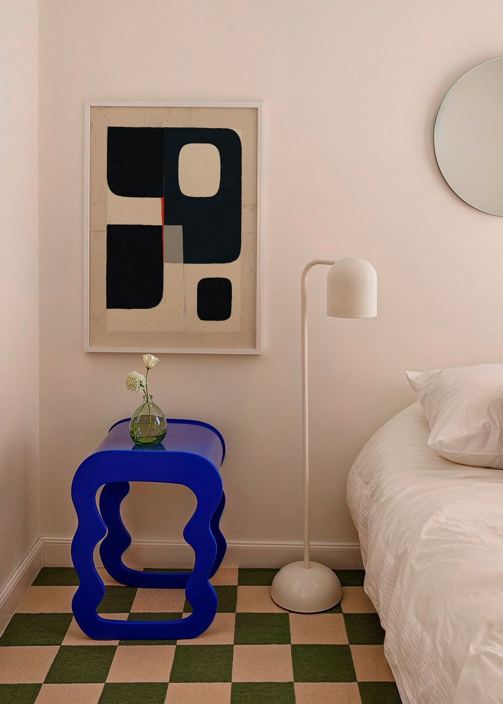 Cuadro geométrico con bloques negros y acento rojo – Product2