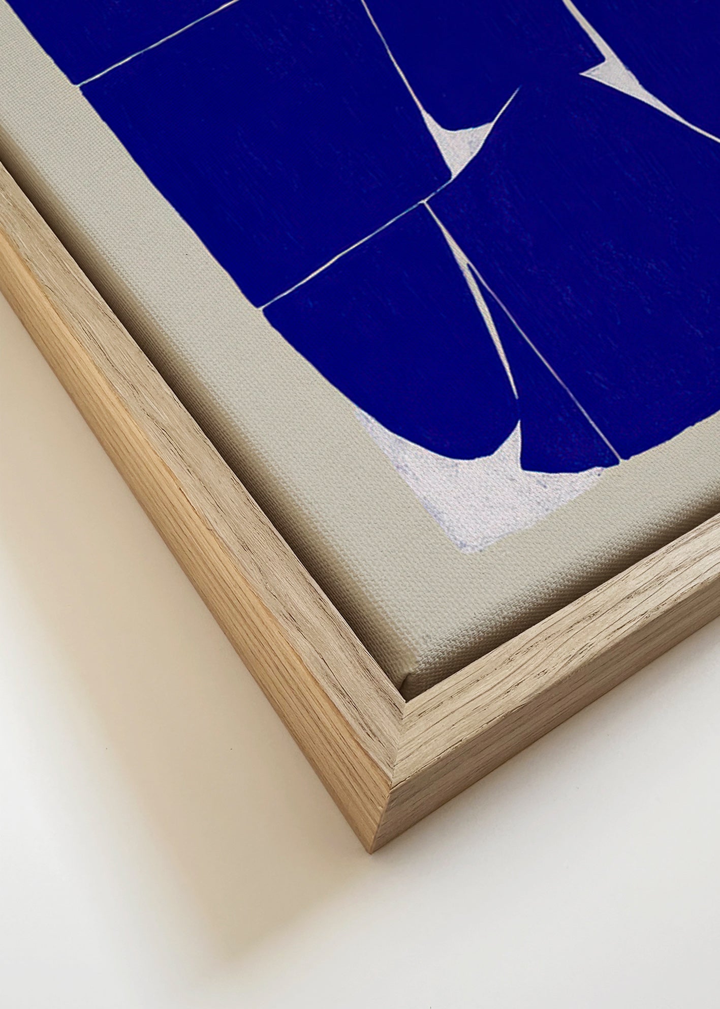 Cuadro geométrico en azul intenso con bloques orgánicos – Canvas detail